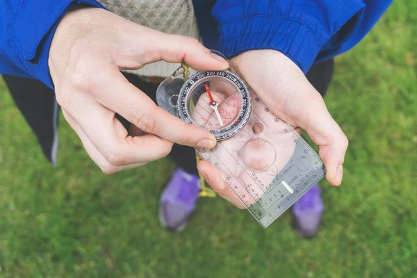 Comment explorer l'art de la marqueterie dans la création de pièces d'ameublement uniques ?